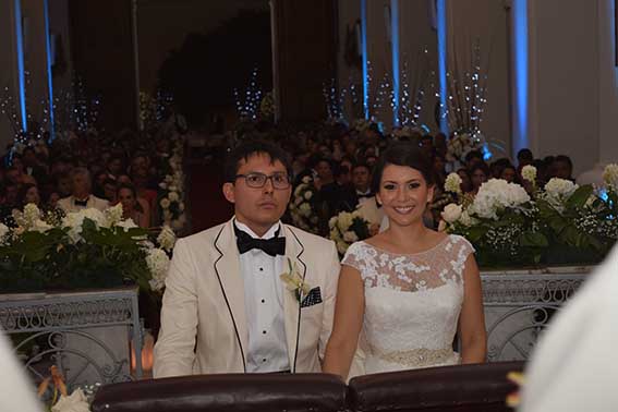 En el altar de la Catedral Basílica de Santa Marta, Sergio Andrés y Laura Carolina contrajeron matrimonio en ceremonia celebrada por los padres Félix López, Joaquín Sánchez y Gabriel Jaime Pérez.